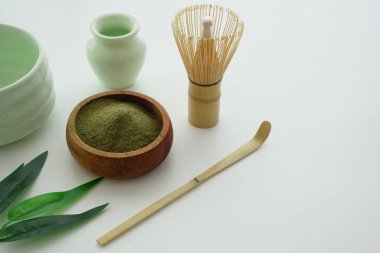 Eşleşme yapmak için gerekli malzemeler ve araçlar bir masada sergilenir.