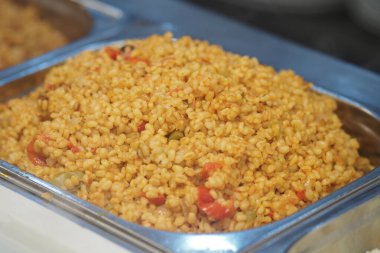 Metal tepside karışık sebzeli büyük bir kuskus..