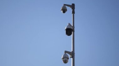 Güneşli bir günde kameralar mekanı gözlüyor..