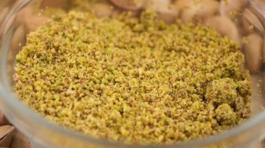 Birisi evdeki cam kasede fıstık öğütüyor..