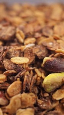 Sabah yemeklerini hazırlamak için yulaf, fındık ve bal karıştırıyorum..