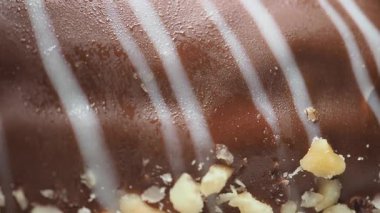 Tatlı bir tatlıda çikolata kaplı fındık ve krema var..