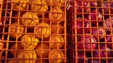 Taze portakallar ve kırmızı narlar pazarda sepetleri doldurur..