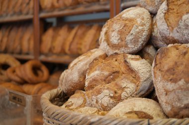 Ekmekler bir fırının içinde bir sepete istiflenir. Ayarlar sıcak bir ekran gösteriyor.