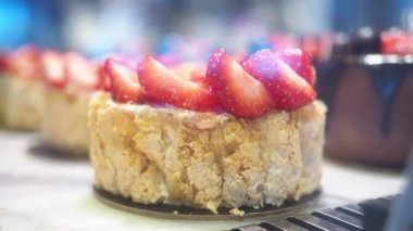 Bir insan pastanede çilekli pasta yemekten hoşlanır..