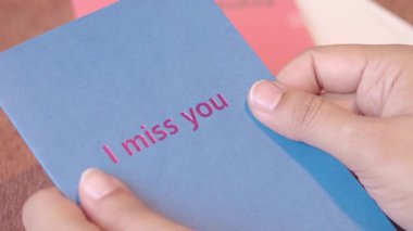 Bir arkadaş için bir karta seni özlediğimi yazmış..