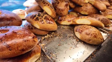 Fırıncılar pazardaki müşteriler için çeşitli ekmek türleri hazırlarlar..