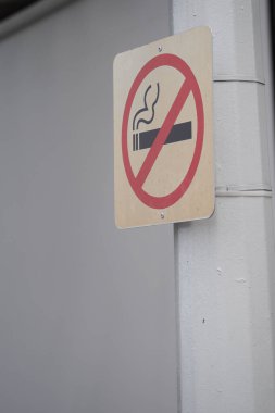 Girişe yakın bu bölgede sigara içilmesine izin verilmiyor..