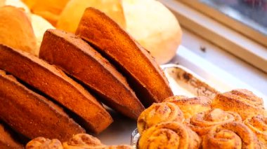 Ekmek ve hamur işleri müşteriler için bir mağaza vitrininde düzenlenir.