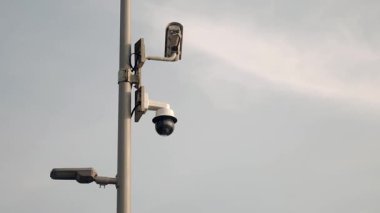 Gündüz kameralar halka açık bir parktaki faaliyetleri takip ediyor.