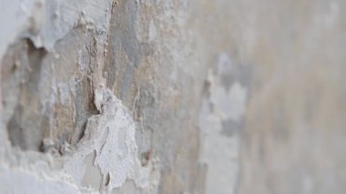 Eski bir binanın duvarındaki soyulmuş boya ve dokuya bakın..