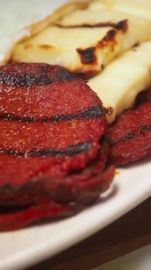 Tabakta servis edilen yumuşak hamurun yanında ızgara et dilimleri.