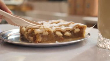 Öğleden sonra kafede elmalı turtanın tadını çıkarıyorum.,