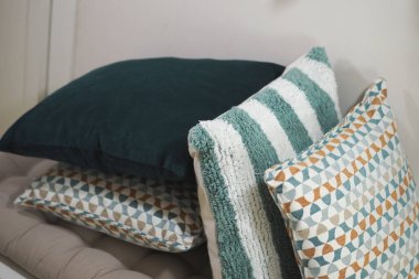 Farklı yastıklar bir odada yastıklı bir yüzeye konur..