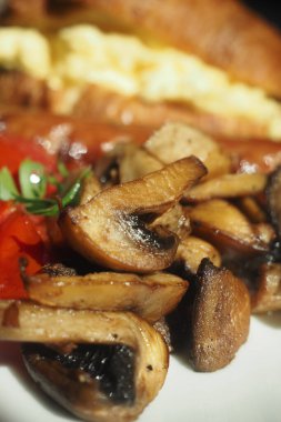 Mantarlı ve domatesli bir tabakta kahvaltı tabağı..