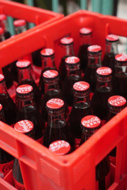 Hindi İstanbul 22 Mayıs 2025 Coca Cola şişesi bir markette kırmızı bir sandıkta