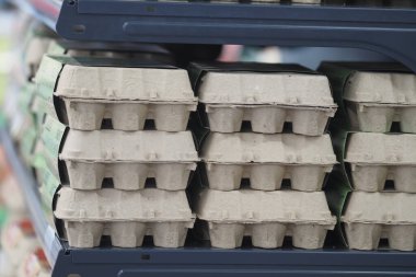 Bir marketin rafında birkaç kutu yumurta organize edildi..