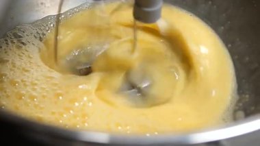 Yumurtalar mutfakta pişirme projesi için karıştırılıyor..