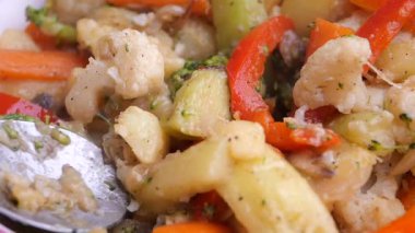 Karışık sebzeler fırının üstünde sıcak bir tavada birlikte pişirilir..