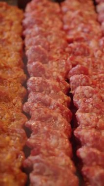 Akşam saatlerinde et şişleri markette ızgarada pişiyor..