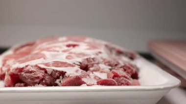 Dondurucuda bir tepsi donmuş et gösteriliyor..