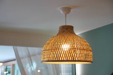 Işığı gösteren bir odanın tavanına örülmüş bir lamba armatürü yerleştirildi.