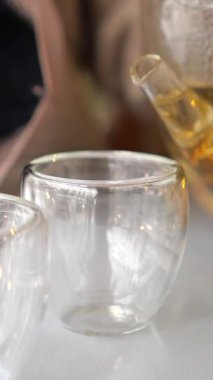 Bardağa yeşil çay dolduruyorum..