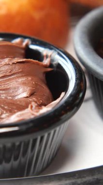 Çikolata, küçük siyah bir tabağa konur..