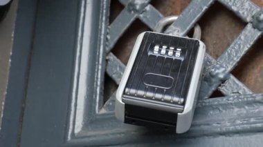 Kilitli bir kutu, önemli eşyaları güvenli bir şekilde korumak için bir kapıya bağlıdır..