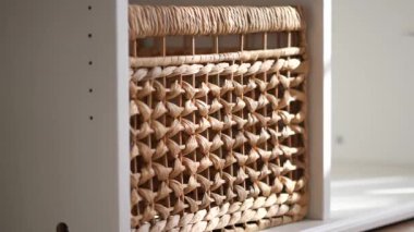 Parlak bir odadaki raflara örülmüş sepetlere yakından bakın..