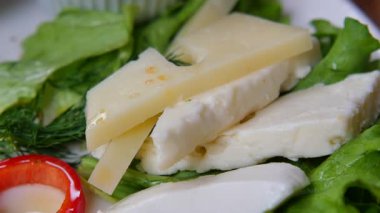 İnsanlar yazın markette yerel peynir ve sebzeleri keşfediyorlar..