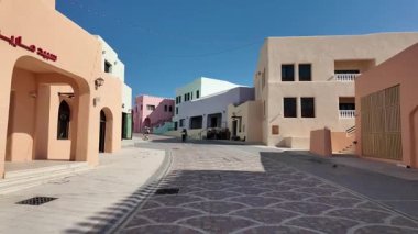 Katar Doha 2 Şubat 2025, mina bölgesindeki çöl kasabasında renkli mimari..