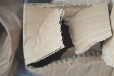 Karton bir kutu, depoda bir tarafta yırtık gösteriyor..