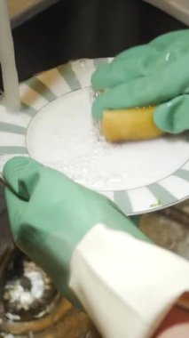 Mutfak lavabosunda eldiven ile yemek yıka ve hazırla..