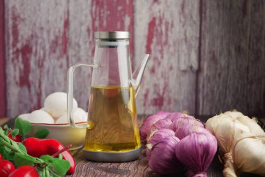 Yemek malzemeleri ahşap bir yüzeye yerleştirilmiş ve arka planda bir duvar var..