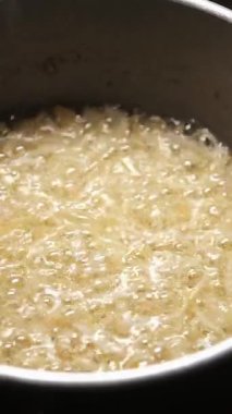 Pişirme tavasında köpüklü kaynar yağ. .