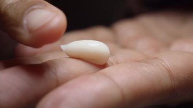 Güzellik kremi sürerken yakın plan ,