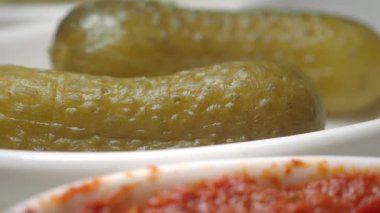 Grup, mutfak masasında baharatlı sosla turşu tadıyor..