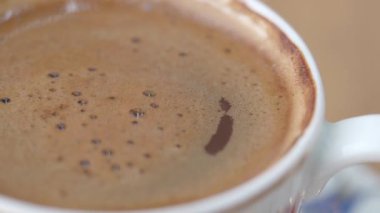 Kahvaltıda zengin kahve yapmak için adımlara dikkat et. Basit ve kolay yöntem.