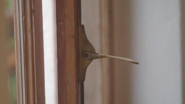 Evin ahşap kapısının kapı kolunun yakın görüntüsü..