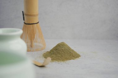 Basit bir düzende karıştırmak için kibrit tozu ve araçlar.