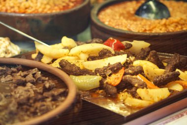 Yemekler bir restoranda et ve sebzelerle bir tabakta sergilenir..