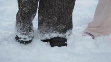 İnsanlar bir kış günü derin bir karda bir arada duruyorlar..