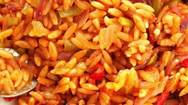 Kavanozda karışık sebzeli kaşık turşusu..