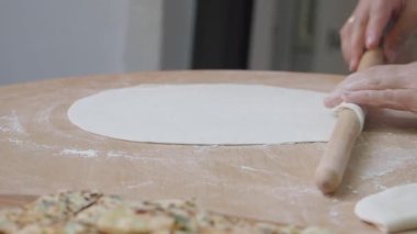 Eller hamuru ahşap bir yüzeye yuvarlar..