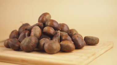 Kestaneler haşlandı ve evde eğlenmeniz için hazır..