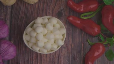 Sarımsak ve biberli Mozzarella topları..