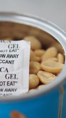 Fıstıklar içinde uyarı paketi olan bir kutuda saklanır..