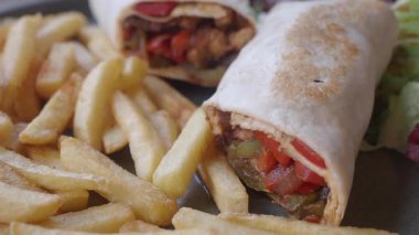 Yerel bir yerde sebze ve patates kızartması dolu bir paket servis edilir..