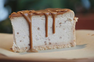 Kremalı bir dilim tatlı ve üstünde tatlı karamel var..